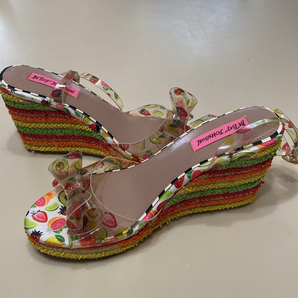 BETSEY JOHNSON 4” WEDGE SANDALS “ELEKTRA” EUC SIZE 7.5 USA